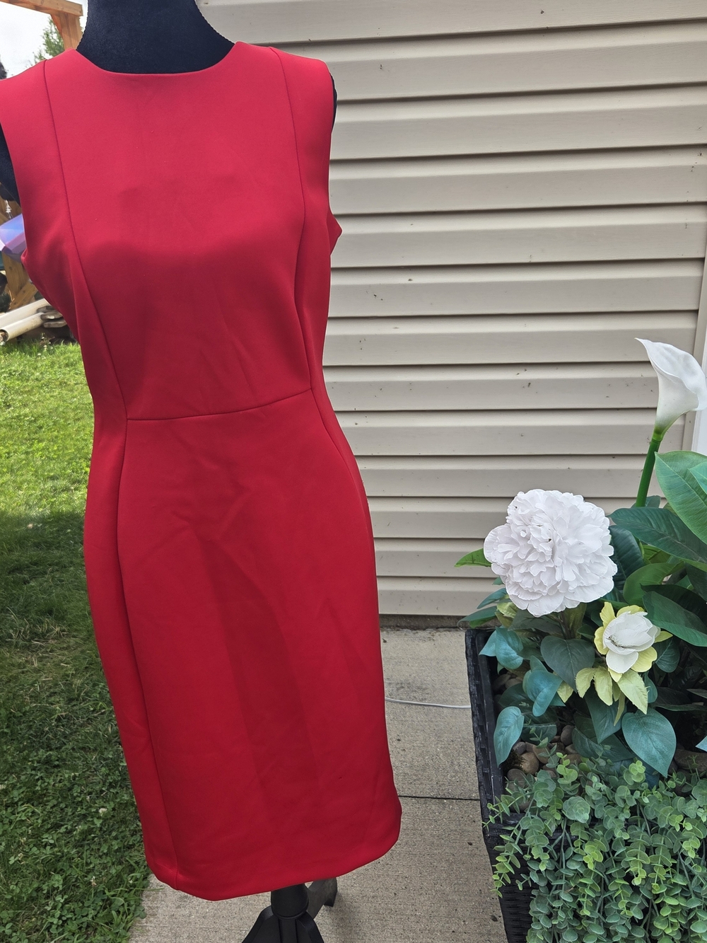 Calvin Klein Size 6 Classic Red Sleeveless Sheath Dress